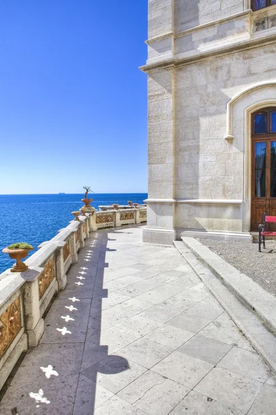 Balkon op de zee in miramare kasteel Triëst — Stockfoto