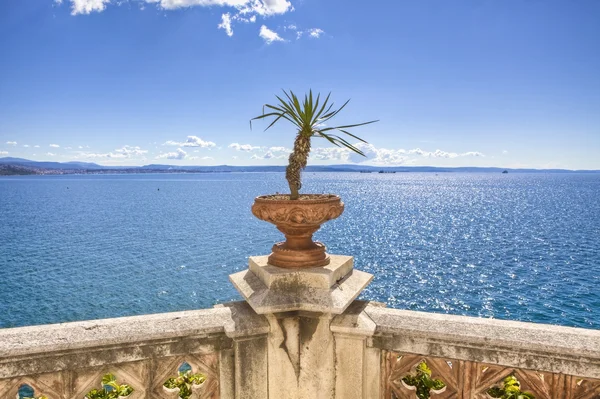Balkon nad morzem w Trieście zamek miramare — Zdjęcie stockowe