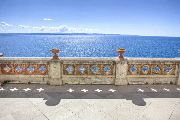 Balkon nad morzem w Trieście zamek miramare — Zdjęcie stockowe