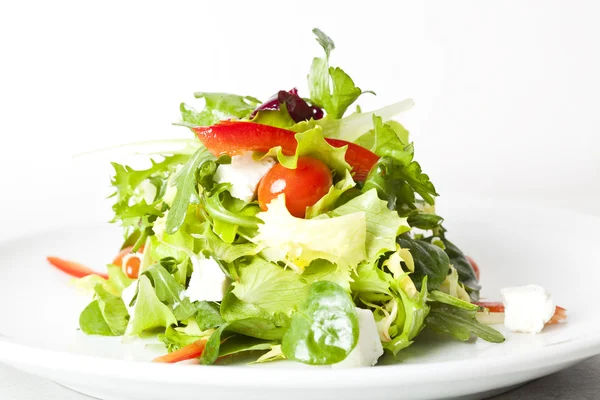 Groene salade met fetakaas, tomaten en paprika 's — Stockfoto