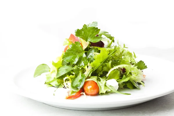 Green salad with feta cheese, tomatoes and peppers — Stock Photo, Image