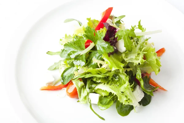Green salad with feta cheese, tomatoes and peppers — Stock Photo, Image