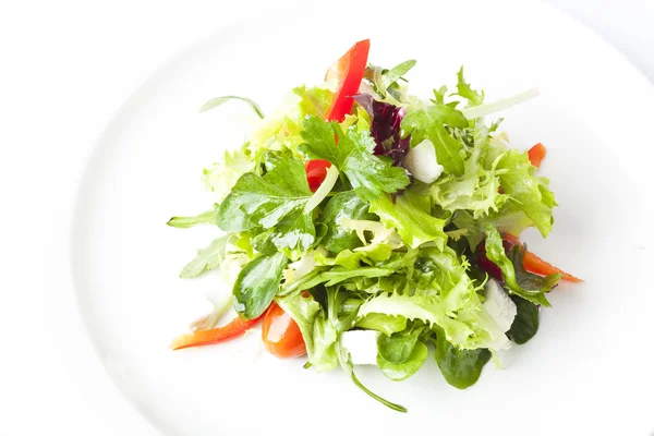 Groene salade met fetakaas, tomaten en paprika 's — Stockfoto