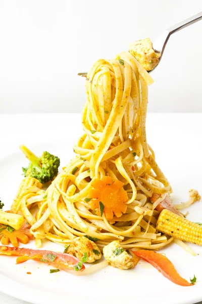 Kızarmış noodle Asya tarzı yemek — Stok fotoğraf