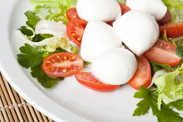 Mussarela e tomate em salada verde, comida italiana — Fotografia de Stock