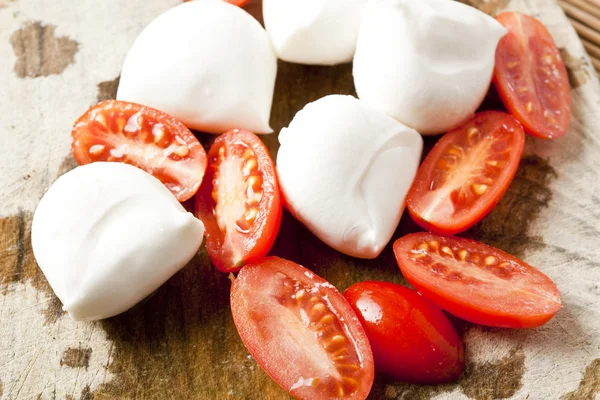 Mozzarella und Tomate, italienisches Essen — Stockfoto