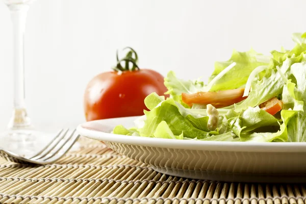 Fresh salad with chicken and tomatoes — Stock Photo, Image