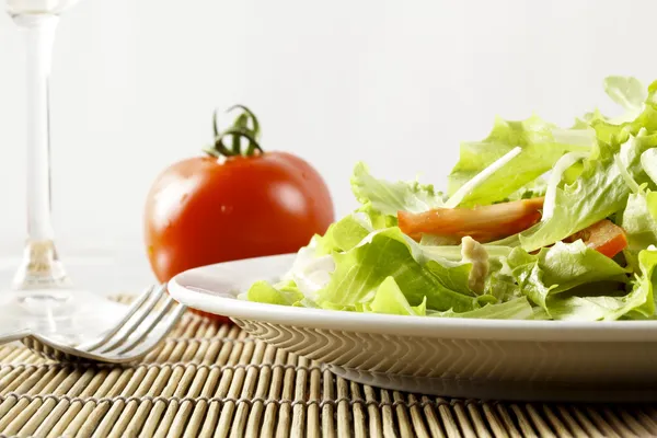 Свежий салат с курицей и помидорами — стоковое фото