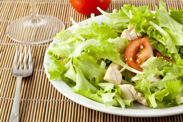 Ensalada fresca con pollo y tomates —  Fotos de Stock