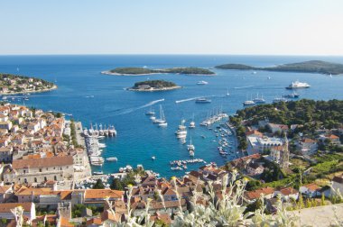 Hvar, Adriyatik ada kasabası liman. panoramik manzaralı. popula
