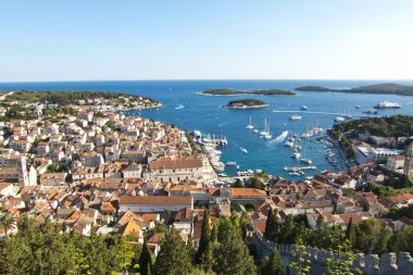 Hvar, Adriyatik ada kasabası liman. panoramik manzaralı. popula