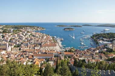 Hvar, Adriyatik ada kasabası liman. panoramik manzaralı. popula