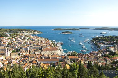 Hvar, Adriyatik ada kasabası liman. panoramik manzaralı. popula