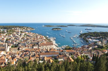 Hvar, Adriyatik ada kasabası liman. panoramik manzaralı. popula