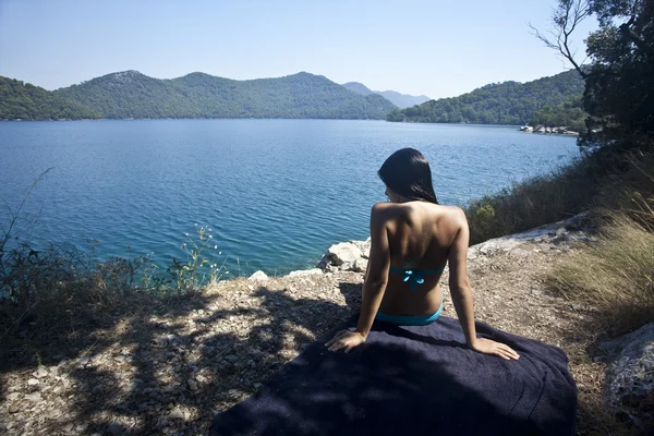 Fată frumoasă relaxare pe plaja din Croatia — Fotografie, imagine de stoc