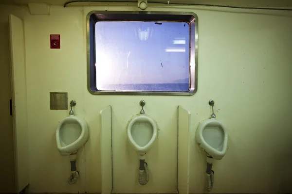 Toilette público com vista mar — Fotografia de Stock