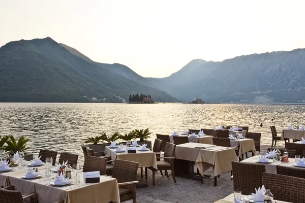 Restaurant de luxe sur la mer dans la baie de kotor — Photo