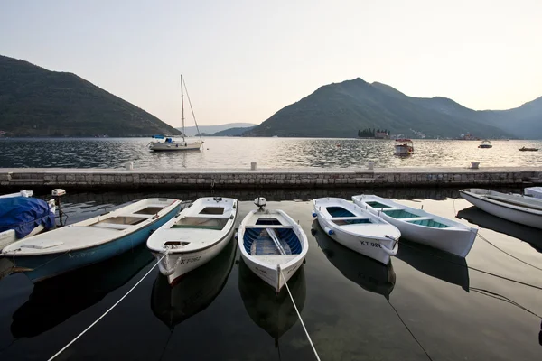 Barco de pesca en bahía kotor, montenegro —  Fotos de Stock