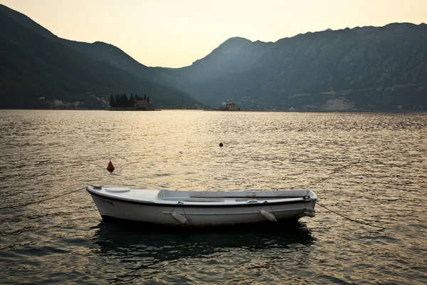 一艘渔船在科托尔湾，黑山 — 图库照片