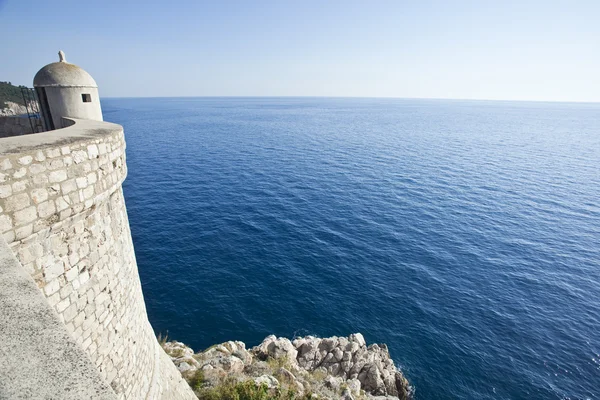 Dubrovnick gamla väggar på havet, Kroatien — Stockfoto