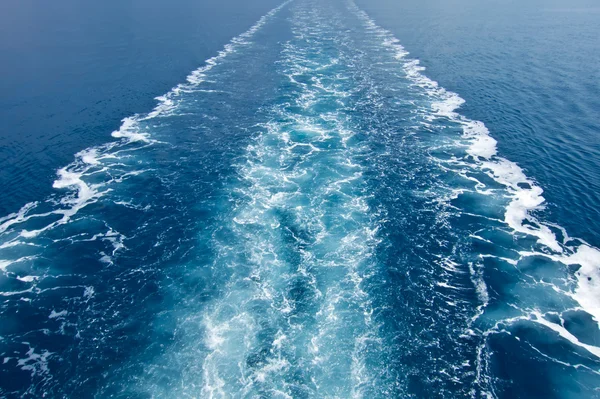 Wake in the ocean made by cruise ship — Stock Photo, Image