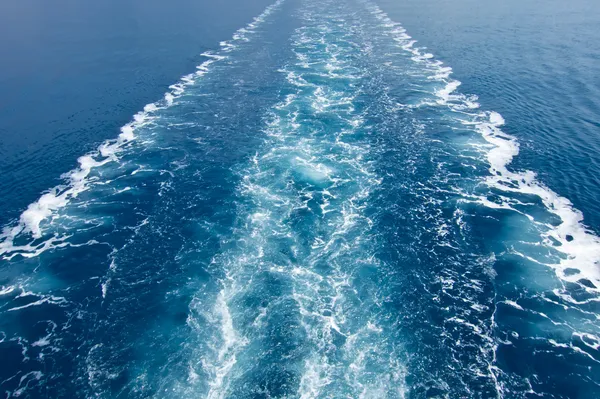 Прокинутися в океані, зробленому круїзним кораблем — стокове фото