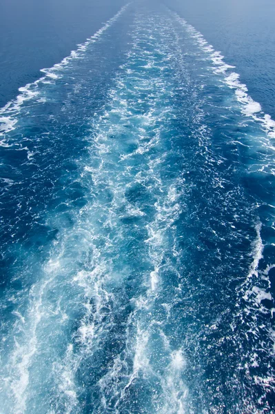 Obudź się w oceanie przez statek wycieczkowy — Zdjęcie stockowe