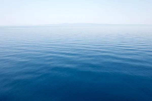 맑은 푸른 바다, 추상적 인 배경을 항해하는 물 — 스톡 사진