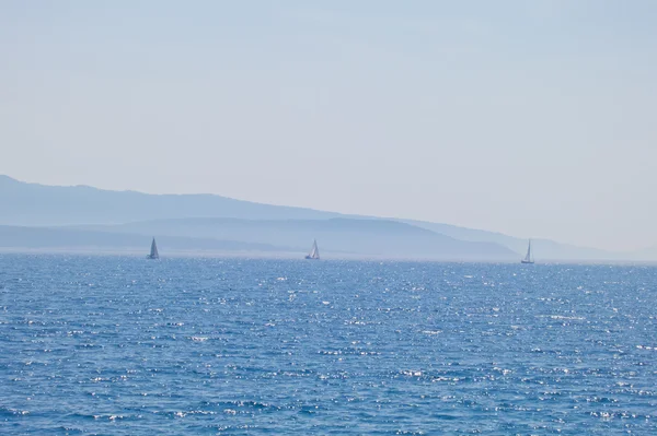 Barco à vela em calma belo mar azul na croácia — Fotografia de Stock