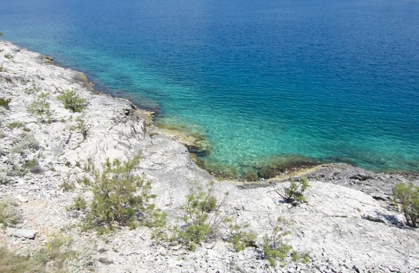 Praia rochosa bonita em crotia, natureza maravilhosa, água azul — Fotografia de Stock