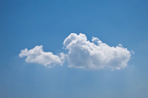 Enstaka moln på blå himmel — Stockfoto