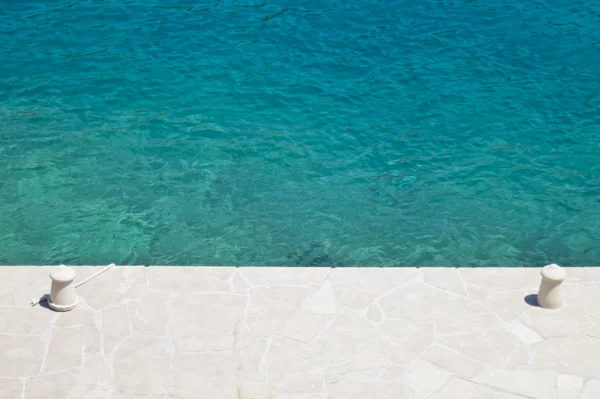 Cais de tempestades branco na croácia, belo mar claro — Fotografia de Stock