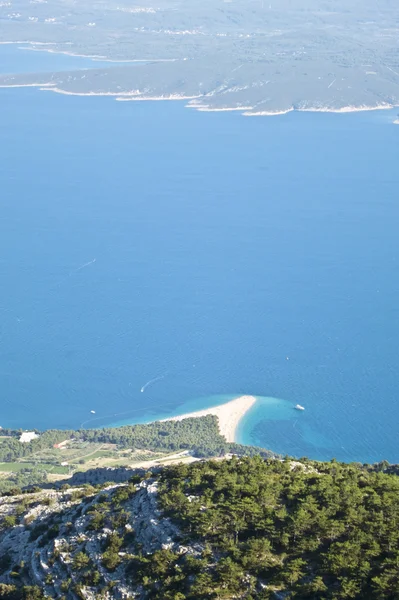Flygfoto över zlatni rat, berömda stranden i brac, Kroatien — Stockfoto