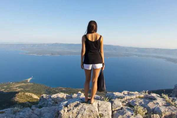 Mujer joven mirando panorama en brac pico más alto, vista increíble —  Fotos de Stock