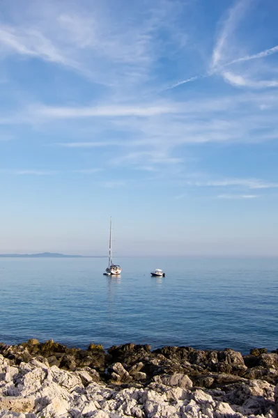 Sailing boat in calm beautiful blue sea in croatia — Stock Photo, Image
