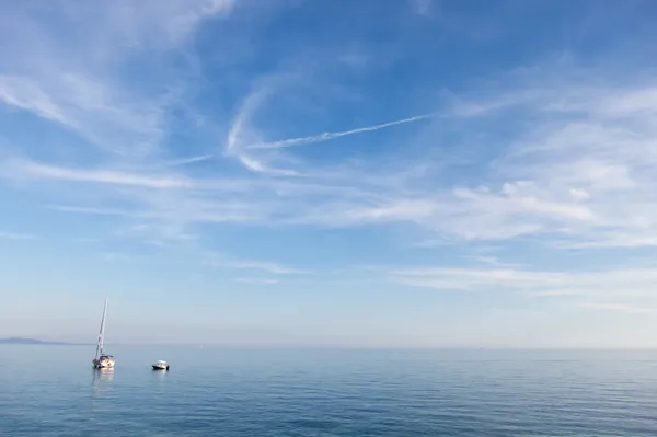 平静美丽的蓝色大海，在克罗地亚帆船 — 图库照片