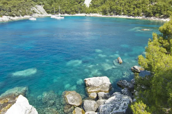 Hermosa bahía idillic en hvar, croacia — Foto de Stock