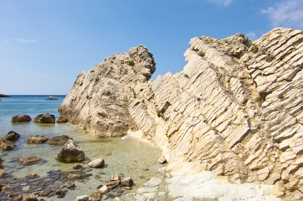 Rocas marinas, playa rocosa en croacia — Foto de Stock