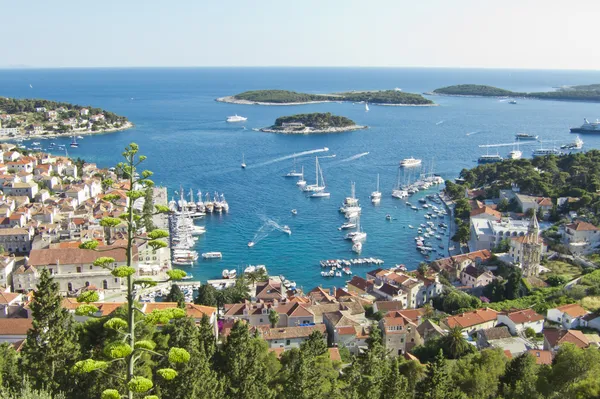 Hvar, harbor of old Adriatic island town. panoramic view. Popula — Stock Photo, Image