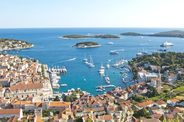 Hvar, harbor of old Adriatic island town. panoramic view. Popula — Stock Photo, Image