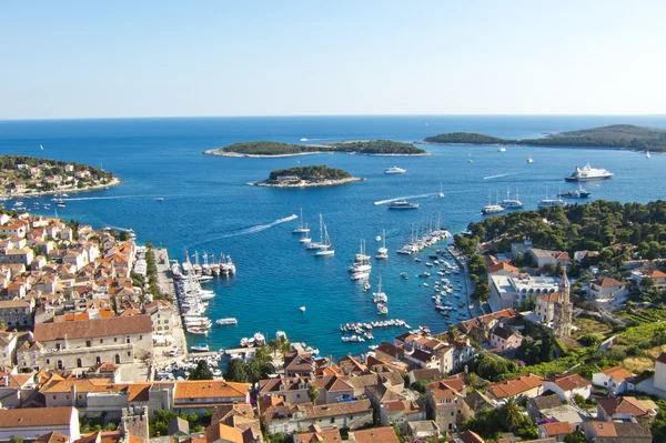 Hvar, puerto de la antigua ciudad isla del Adriático. Vista panorámica. Pópula — Foto de Stock