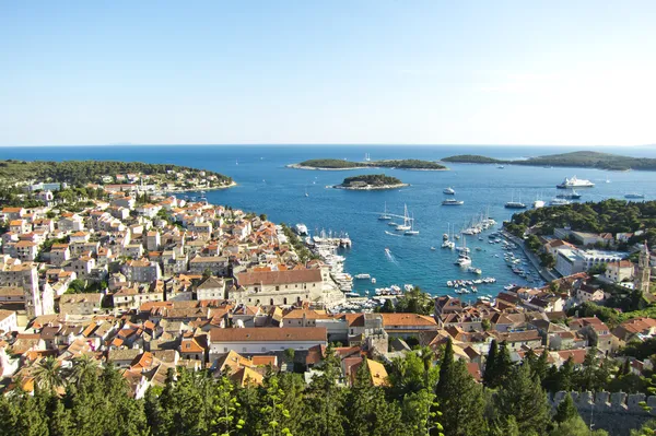 Hvar, puerto de la antigua ciudad isla del Adriático. Vista panorámica. Pópula — Foto de Stock