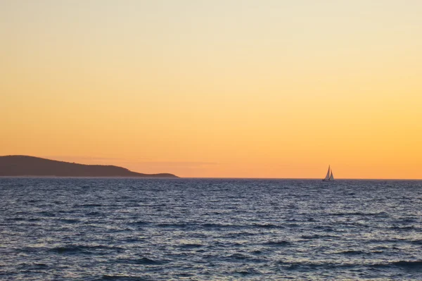Vitorlás hajó a naplementében — Stock Fotó