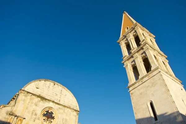 Igreja velha e torre de sino em stari grad, hvar, croatia — Fotografia de Stock