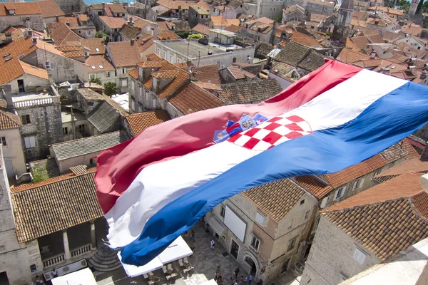 Vlajka Chorvatska na město trogir v Dalmácii — Stock fotografie