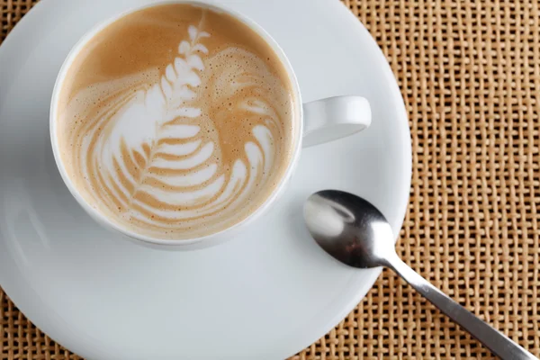 Latte d'arte su una tazza di caffè cappuccino — Foto Stock