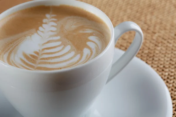 Arte latte em uma xícara de café cappuccino — Fotografia de Stock