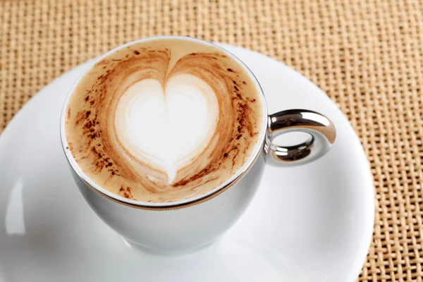 Latte d'arte su una tazza di caffè cappuccino — Foto Stock