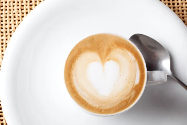 Latte d'art sur une tasse de café cappuccino — Photo