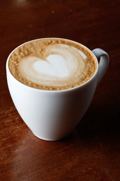Arte latte em uma xícara de café cappuccino — Fotografia de Stock